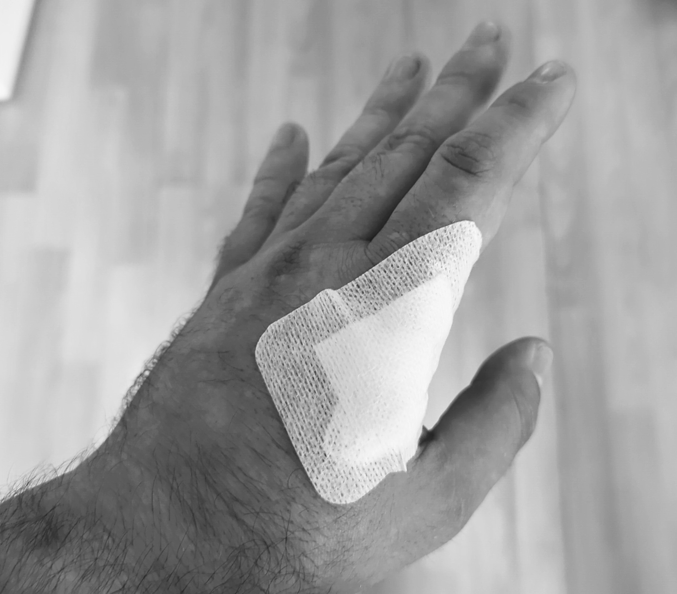 Foto (m)einer Hand mit Pflaster.